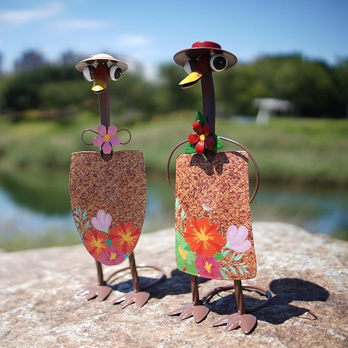 HONGLAND Duck Metal Yard Art - Duck Couple Garden Decor, Shovel Ornaments Outdoor Statue - 2 Pack Farmhouse Patio Balcony Gardening Gifts for Women