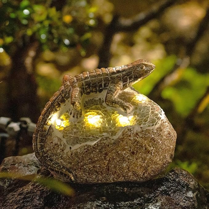 Garden Statue Lizard,Solar Lizard Decor for Outdoor,Resin Lizards Figurine with Solar Light for Patio,Balcony,Yard,Lawn Ornament,Perfect Garden Gift
